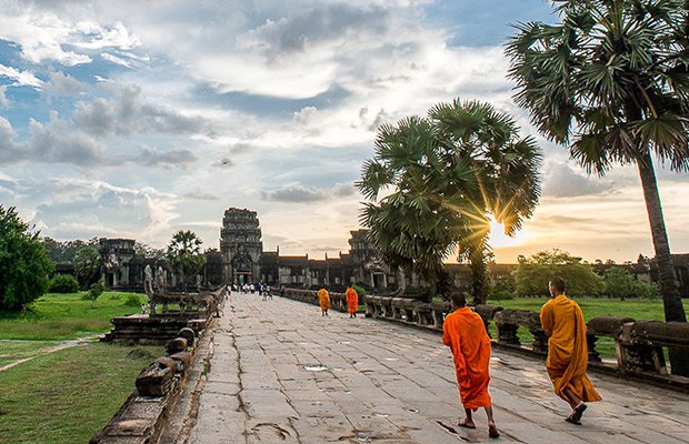 Angkor Wat Complex and Luang Prabang City Tour 7 Days