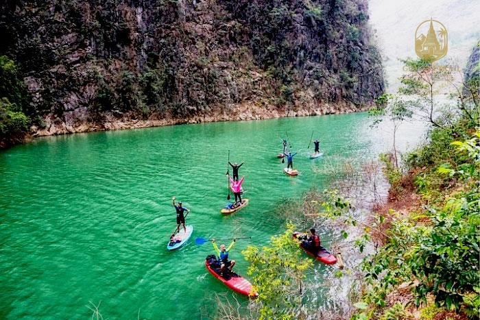 The Emerald Serpent: Unveiling the Soul of Ha Giang with a Kayaking Adventure on the Nho Que River